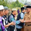 Bupati Kuningan saat menyambut kedatangan romboingan jemaah haji asal Kuningan kloter 404.